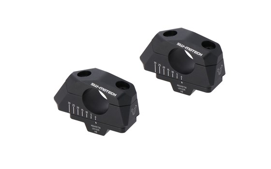 Lenkerverlegung variabel für Ø28 Lenker. H=28 mm. Verlegung 5/10/15/20/25/30 mm. Schwarz. - Bild 1 Lenkerverlegung variabel für Ø28 Lenker. H=28 mm. Verlegung 5/10/15/20/25/30 mm. Schwarz. - Bild 1