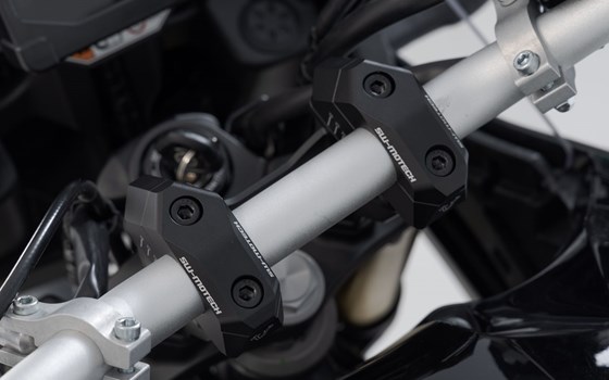 Lenkerverlegung variabel für Ø28 Lenker. H=28 mm. Verlegung 5/10/15/20/25/30 mm. Schwarz. - Bild 3