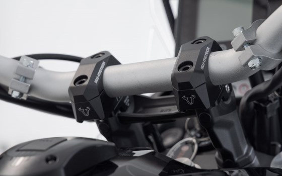 Lenkerverlegung variabel für Ø28 Lenker. H=28 mm. Verlegung 5/10/15/20/25/30 mm. Schwarz. - Bild 4