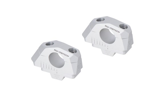 Lenkerverlegung variabel für Ø28 Lenker. H=28 mm. Verlegung 5/10/15/20/25/30 mm. Silbern. - Bild 1 Lenkerverlegung variabel für Ø28 Lenker. H=28 mm. Verlegung 5/10/15/20/25/30 mm. Silbern. - Bild 1