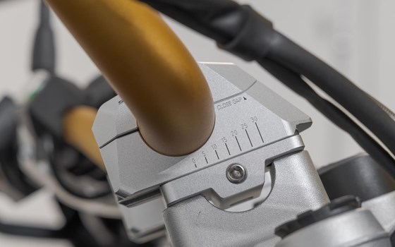 Lenkerverlegung variabel für Ø32 Lenker. H=30 mm. Verlegung 5/10/15/20/25/30 mm. Silbern. - Bild 2