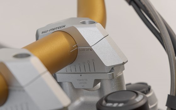 Lenkerverlegung variabel für Ø32 Lenker. H=30 mm. Verlegung 5/10/15/20/25/30 mm. Silbern. - Bild 3