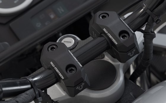 Lenkerverlegung variabel für Ø22 Lenker. H=25 mm. Verlegung 5/10/15/20/25/30 mm. Schwarz. - Bild 4 Lenkerverlegung variabel für Ø22 Lenker. H=25 mm. Verlegung 5/10/15/20/25/30 mm. Schwarz. - Bild 4