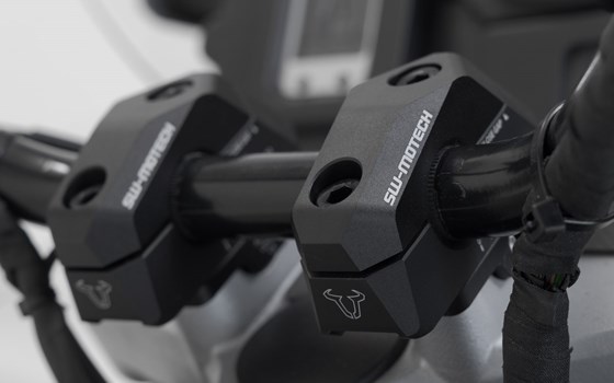 Lenkerverlegung variabel für Ø22 Lenker. H=25 mm. Verlegung 5/10/15/20/25/30 mm. Schwarz. - Bild 5 Lenkerverlegung variabel für Ø22 Lenker. H=25 mm. Verlegung 5/10/15/20/25/30 mm. Schwarz. - Bild 5