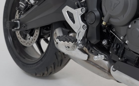 EVO Fußrasten-Kit. Triumph Tiger 660 (21-24), Yamaha Tracer 700 / 7. - Bild 1