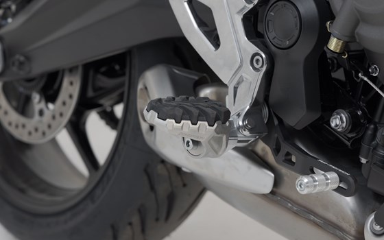 EVO Fußrasten-Kit. Triumph Tiger 660 (21-24), Yamaha Tracer 700 / 7. - Bild 2