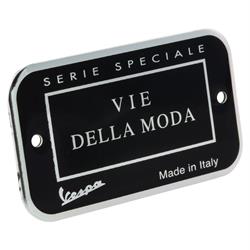 Plakette "Vie Della Moda" Gepäckfach 673273 für Vespa LXV/GTV 125/300ccm Vie della Moda ('13)