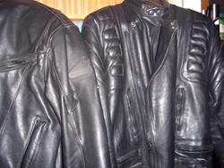 Lederkombis, Lederjacken und Lederhosen