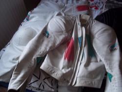 Lederkombis, Lederjacken und Lederhosen