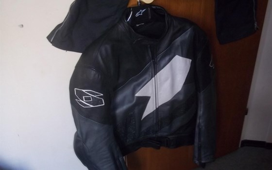 Lederkombis, Lederjacken und Lederhosen - Bild 12