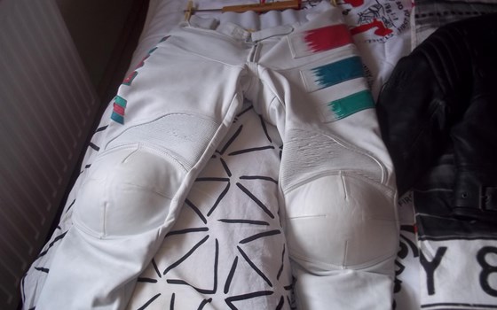 Lederkombis, Lederjacken und Lederhosen - Bild 2