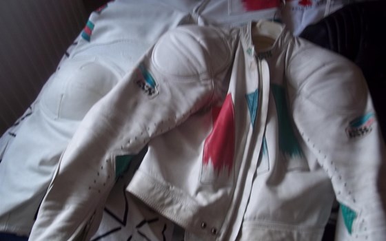 Lederkombis, Lederjacken und Lederhosen - Bild 3