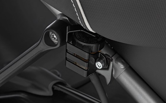 Bremsflüssigkeitsbehälter Schutz - schwarz - hinten - Bild 1