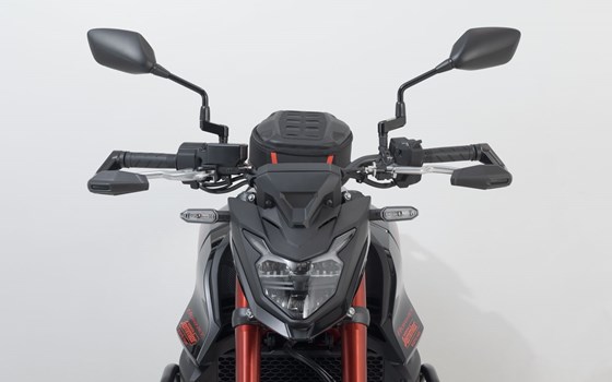 Hebelschützer mit Windabweiser. Schwarz. Honda CB750 Hornet (22-). - Bild 2