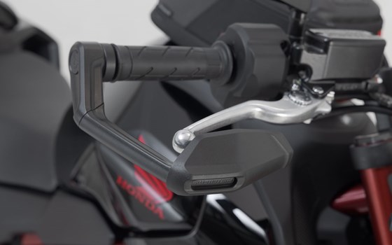 Hebelschützer mit Windabweiser. Schwarz. Honda CB750 Hornet (22-). - Bild 4