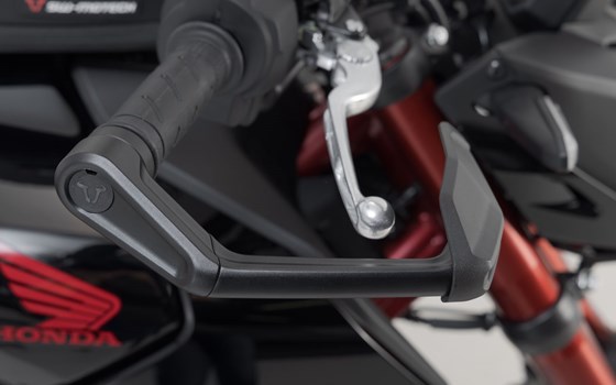 Hebelschützer mit Windabweiser. Schwarz. Honda CB750 Hornet (22-). - Bild 5