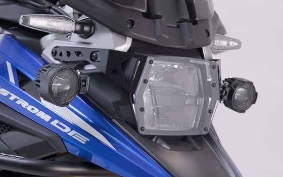Scheinwerfer-Halter. Schwarz. Suzuki V-Strom 1050 (19-). - Bild 1