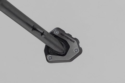 Marke: SW-MOTECH Artikelname: Seitenständerfuß-Verbreiterung. Schwarz/Silbern. Honda CB750 / XL750 (22-).