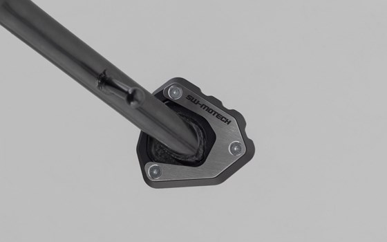 Seitenständerfuß-Verbreiterung. Schwarz/Silbern. Honda CB750 / XL750 (22-). - Bild 1