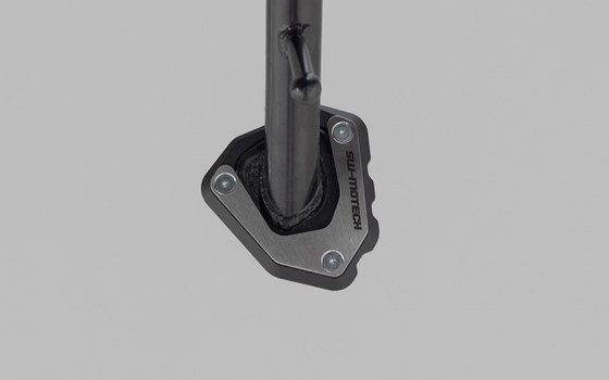 Seitenständerfuß-Verbreiterung. Schwarz/Silbern. Honda CB750 / XL750 (22-). - Bild 2