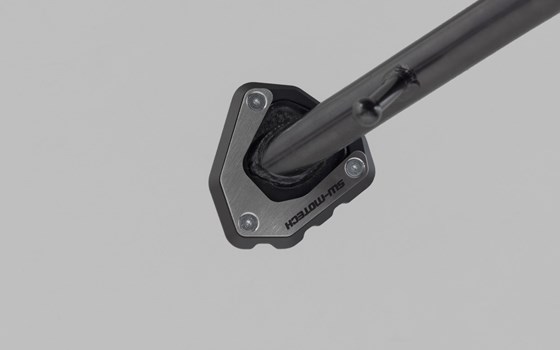 Seitenständerfuß-Verbreiterung. Schwarz/Silbern. Honda CB750 / XL750 (22-). - Bild 3