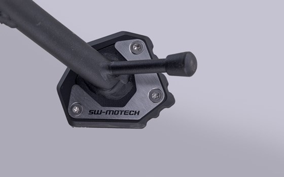 Seitenständerfuß-Verbreiterung. Schwarz/Silbern. Benelli Leoncino 800 / 800 Trail. - Bild 1