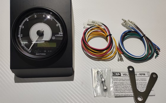 Digitaler Drehzahlmesser mit Geschwindigkeitsanzeige, schwarzes Gehäuse, rund Ø 80 mm, weiße Hintergrundbeleuchtung, mit Halter, max. 9.000 oder 15.000 U/min. - Bild 1