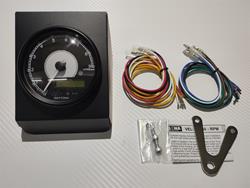 Digitaler Drehzahlmesser mit Geschwindigkeitsanzeige, schwarzes Gehäuse, rund Ø 80 mm, weiße Hintergrundbeleuchtung, mit Halter, max. 9.000 oder 15.000 U/min.