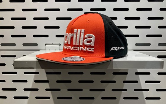 Aprilia Racing Cap in den Farben schwarz und rot - 607142M - Bild 1