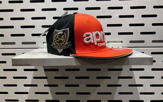 Aprilia Racing Cap in den Farben schwarz und rot - 607142M - Bild 3
