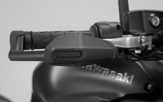 Hebelschützer mit Windabweiser. Schwarz. Kawasaki Modelle, Yamaha MT-09 (23-). - Bild 3