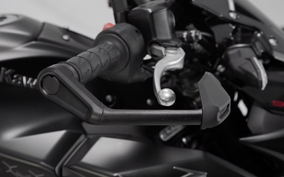 Hebelschützer mit Windabweiser. Schwarz. Kawasaki Modelle, Yamaha MT-09 (23-). - Bild 5 Hebelschützer mit Windabweiser. Schwarz. Kawasaki Modelle, Yamaha MT-09 (23-). - Bild 5