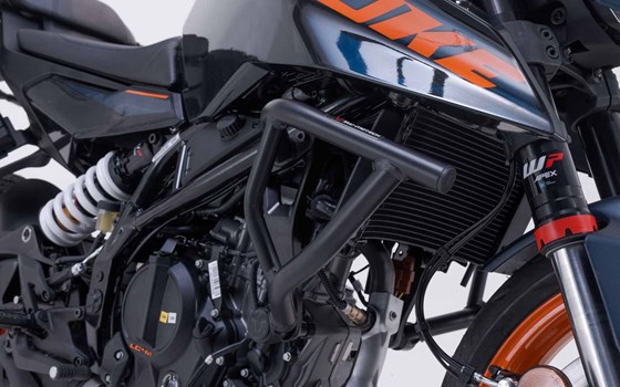 Sturzbügel. Schwarz. 125/390 Duke (23-), Svartpil/Vitpil 401. - Bild 1