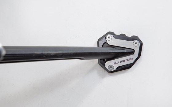 Seitenständerfuß-Verbreiterung. Schwarz/Silbern. 790/ 890/ 990 Duke, Svartpil 801. - Bild 1