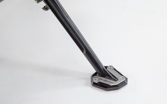 Seitenständerfuß-Verbreiterung. Schwarz/Silbern. 790/ 890/ 990 Duke, Svartpil 801. - Bild 3