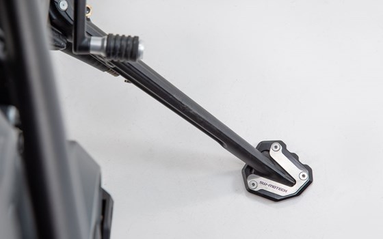 Seitenständerfuß-Verbreiterung. Schwarz/Silbern. 790/ 890/ 990 Duke, Svartpil 801. - Bild 4