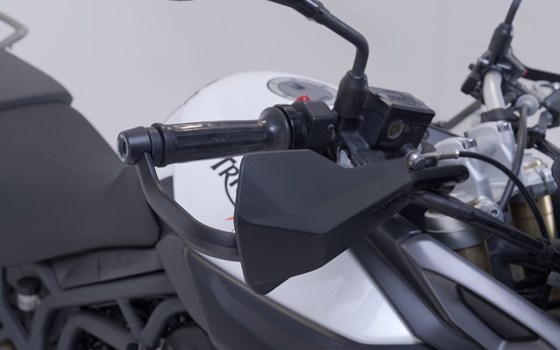 Sport Handprotektoren-Kit. Schwarz. Tiger 800/XC/XR, Tiger 1200/XC/XR. - Bild 4 Sport Handprotektoren-Kit. Schwarz. Tiger 800/XC/XR, Tiger 1200/XC/XR. - Bild 4