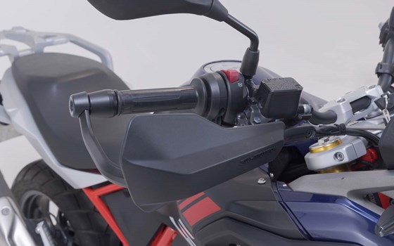 Sport Handprotektoren-Kit. Schwarz. BMW G 310 GS (17-) /G 310 R (16-). - Bild 4 Sport Handprotektoren-Kit. Schwarz. BMW G 310 GS (17-) /G 310 R (16-). - Bild 4