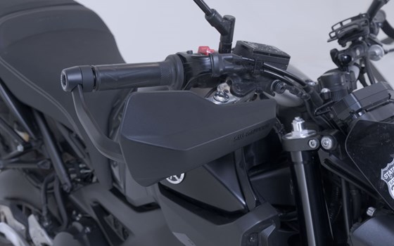 Sport Handprotektoren-Kit. Schwarz. Yamaha MT-07, Voge 300 Rally. - Bild 4 Sport Handprotektoren-Kit. Schwarz. Yamaha MT-07, Voge 300 Rally. - Bild 4