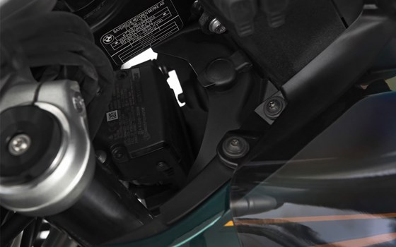 Cockpitblende R 1300 GS - schwarz - Mit Zusatz Bordsteckdose - Bild 2