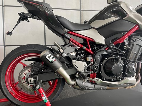 LeoVince LV-10 Karbon Endschalldämpfer Kawasaki Z900 mit Blende