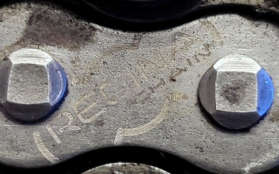 Offene Motorradkette REGINA 520 ZRDK, 106 Glieder, inkl. neuem Nietschloss, nur ca. 5.900 km gelaufen, wegen Übersetzungsänderung aus Ducati 950 Supersport ausgebaut, Versand gegen Aufpreis möglich, 35,- € - Bild 1