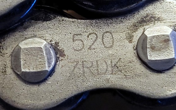 Offene Motorradkette REGINA 520 ZRDK, 106 Glieder, inkl. neuem Nietschloss, nur ca. 5.900 km gelaufen, wegen Übersetzungsänderung aus Ducati 950 Supersport ausgebaut, Versand gegen Aufpreis möglich, 35,- € - Bild 2