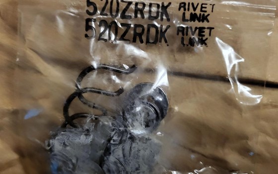 Offene Motorradkette REGINA 520 ZRDK, 106 Glieder, inkl. neuem Nietschloss, nur ca. 5.900 km gelaufen, wegen Übersetzungsänderung aus Ducati 950 Supersport ausgebaut, Versand gegen Aufpreis möglich, 35,- € - Bild 3