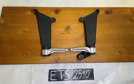 Aprilia RSV 1000 Tuono RP 2003 Soziusfußrasten Fußrasten hinten - Bild 1