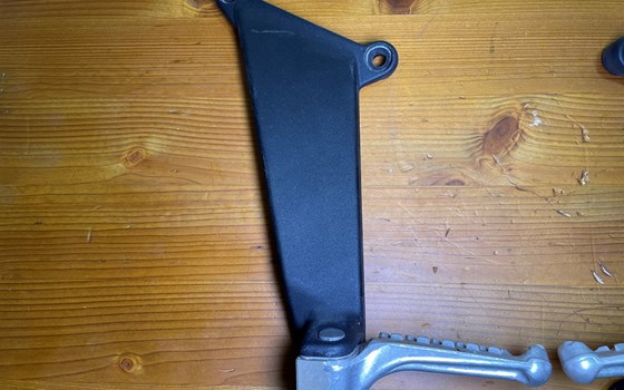 Aprilia RSV 1000 Tuono RP 2003 Soziusfußrasten Fußrasten hinten - Bild 2