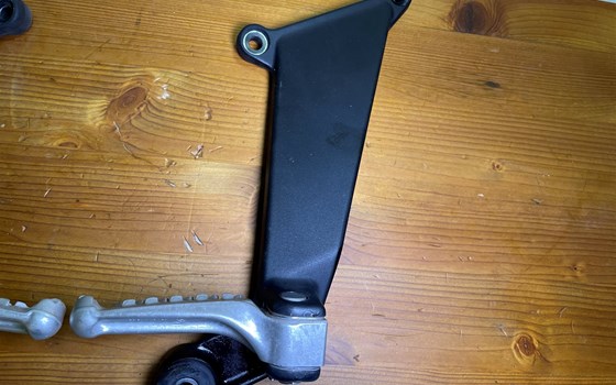 Aprilia RSV 1000 Tuono RP 2003 Soziusfußrasten Fußrasten hinten - Bild 3