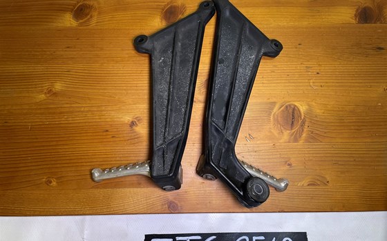 Aprilia RSV 1000 Tuono RP 2003 Soziusfußrasten Fußrasten hinten - Bild 4