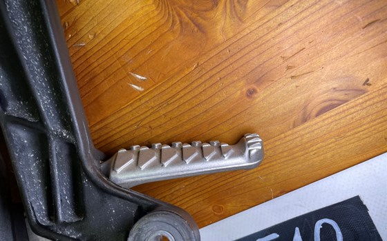 Aprilia RSV 1000 Tuono RP 2003 Soziusfußrasten Fußrasten hinten - Bild 5