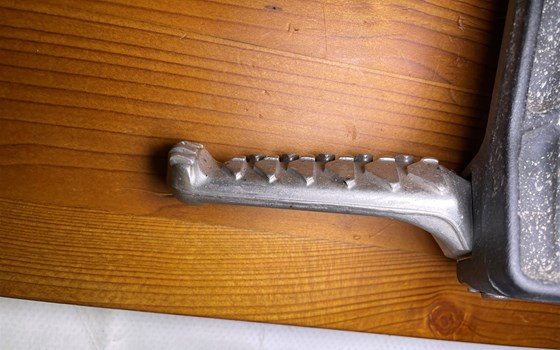 Aprilia RSV 1000 Tuono RP 2003 Soziusfußrasten Fußrasten hinten - Bild 6